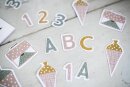 Table Confetti zur Einschulung mit Schultüten und Zahlen in pastell